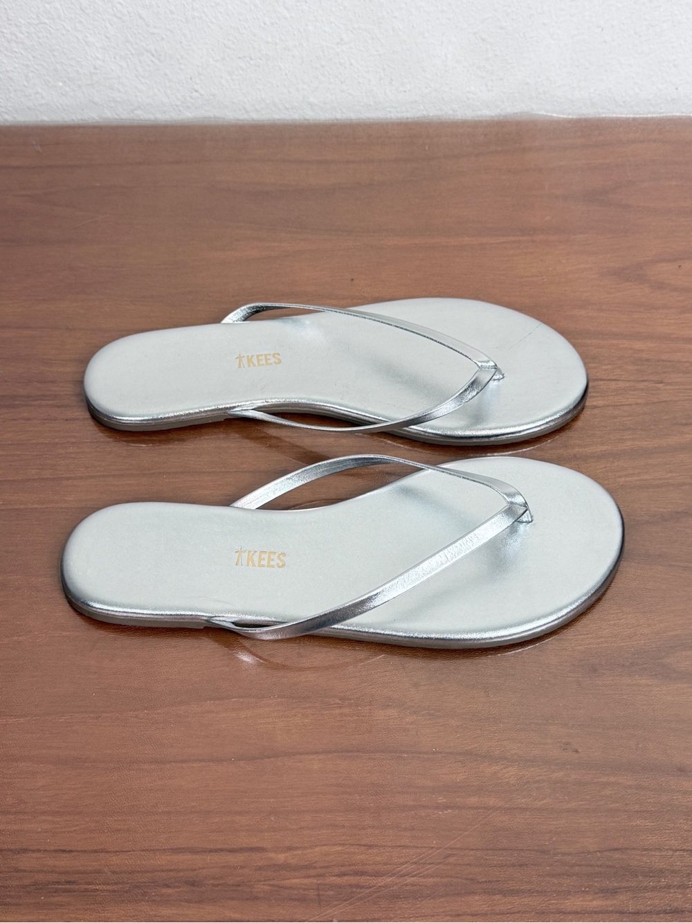 TKEES Highlighter Silver Fairylust Thin-Strap Leather Flip Flops 10 NWOT